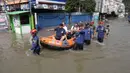 Sejumlah personel pemadam dan penyelamat disiagakan untuk membantu warga melintasi Jalan Raya Cipondoh, Kota Tangerang, Banten yang tergenang air. (Liputan6.com/Angga Yuniar)