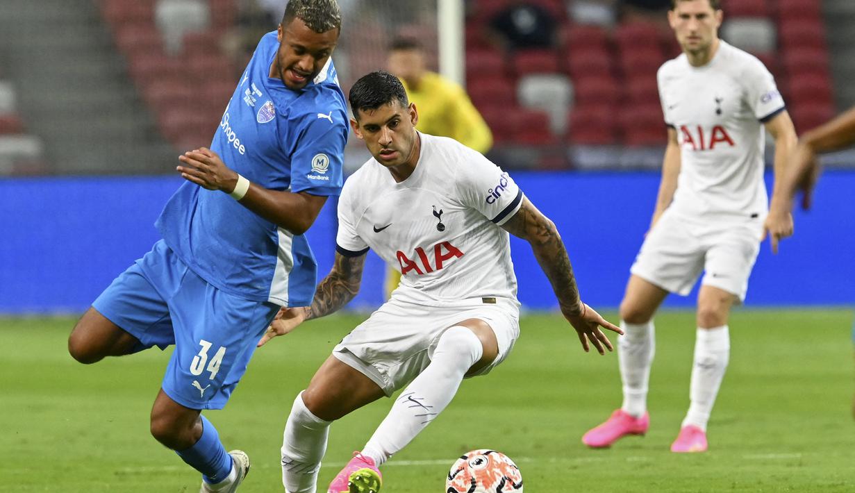 Bek Tottenham Hotspur, Cristian Romero (kanan) menguasai bola dibayangi striker Lion City Sailors, Richairo Zivkovic pada laga uji coba pramusim 2023/2024 Singapore Festival of Football di Singapura (26/7/2023). Cristian Romero yang kini menjalani musim ketiga bersama Tottenham Hotspur didatangkan dari Atalanta pada awal musim 2021/2022 dengan status pinjaman selama semusim. Spurs mempermanenkannya pada awal musim 2022/2023 dengan nilai transfer 50 juta euro atau kini setara Rp837 miliar. (AFP/Roslan Rahman)