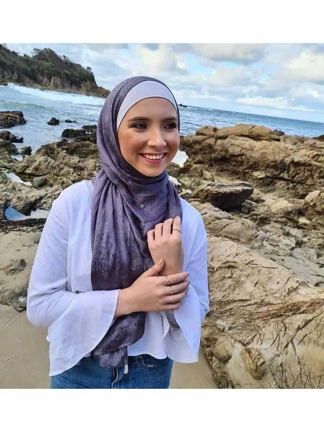 6 Potret Stephanie Kurlow, Balerina Berhijab Pertama di Dunia