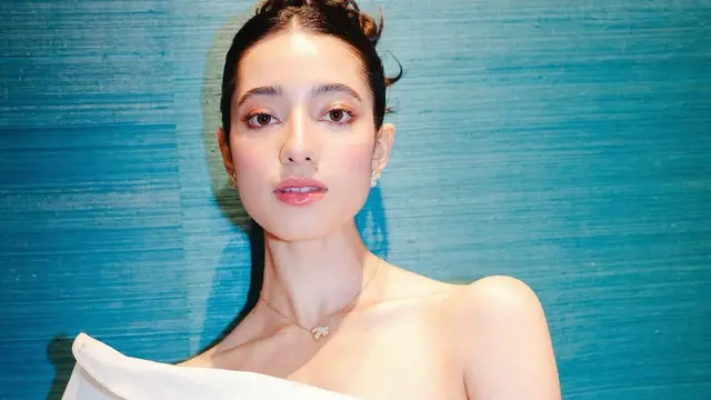 Potret Ameera Khan dengan Outfit Putih. (instagram/littlemisskhan)