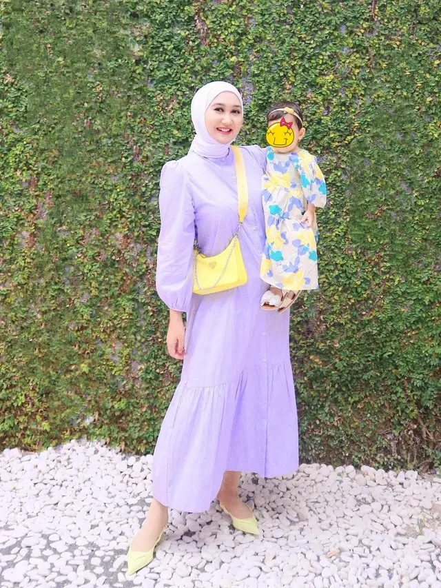 6 Potret Dian Pelangi dan Baby Rumi Pakai Baju Senada, Kompak Tampil Modis