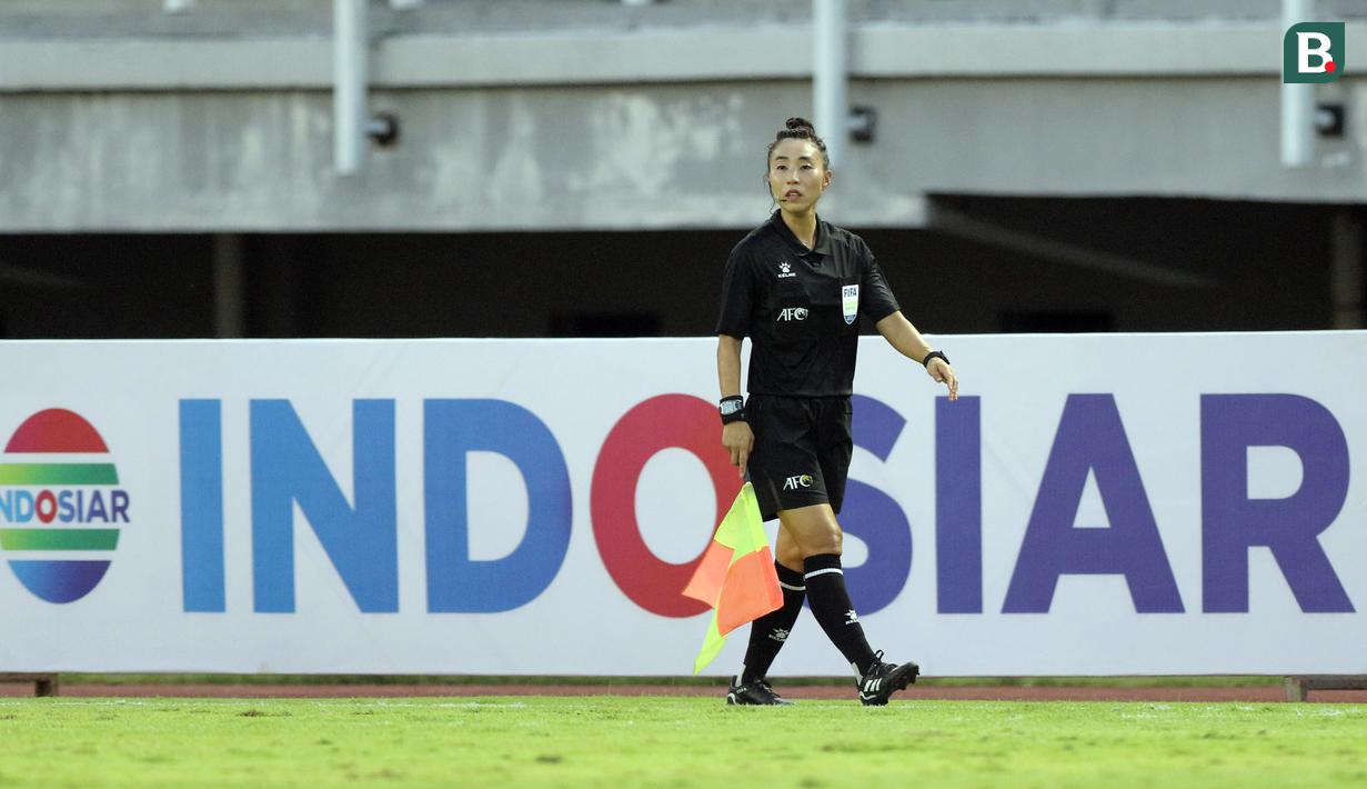 Park Mi-suk yang menjadi asisten wasit dua menjalani tugasnya dengan sangat baik menemani dua koleganya sepanjang 90 menit. (Bola.com/Ikhwan Yanuar)