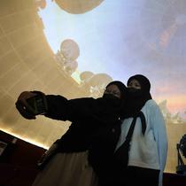 Planetarium dibangun di Taman Ismail Marzuki, Jakarta, dan resmi beroperasi pada 1 Maret 1969. Tampak dalam foto, pengunjung menikmati wahana Planetarium di Taman Ismail Marzuki, Jakarta, Kamis (25/12/2025). (Kapanlagi.com/Budy Santoso)