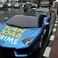 Dua Lamborghini terparkir di kawasan Bundaran HI saat Car Free day, Jakarta, Minggu  (29/11/2015). Dua Lamboghini ini sengaja parkir untuk kampanye memerangi kejahatan karena di Ibukota. (Liputan6.com/Johan Tallo)