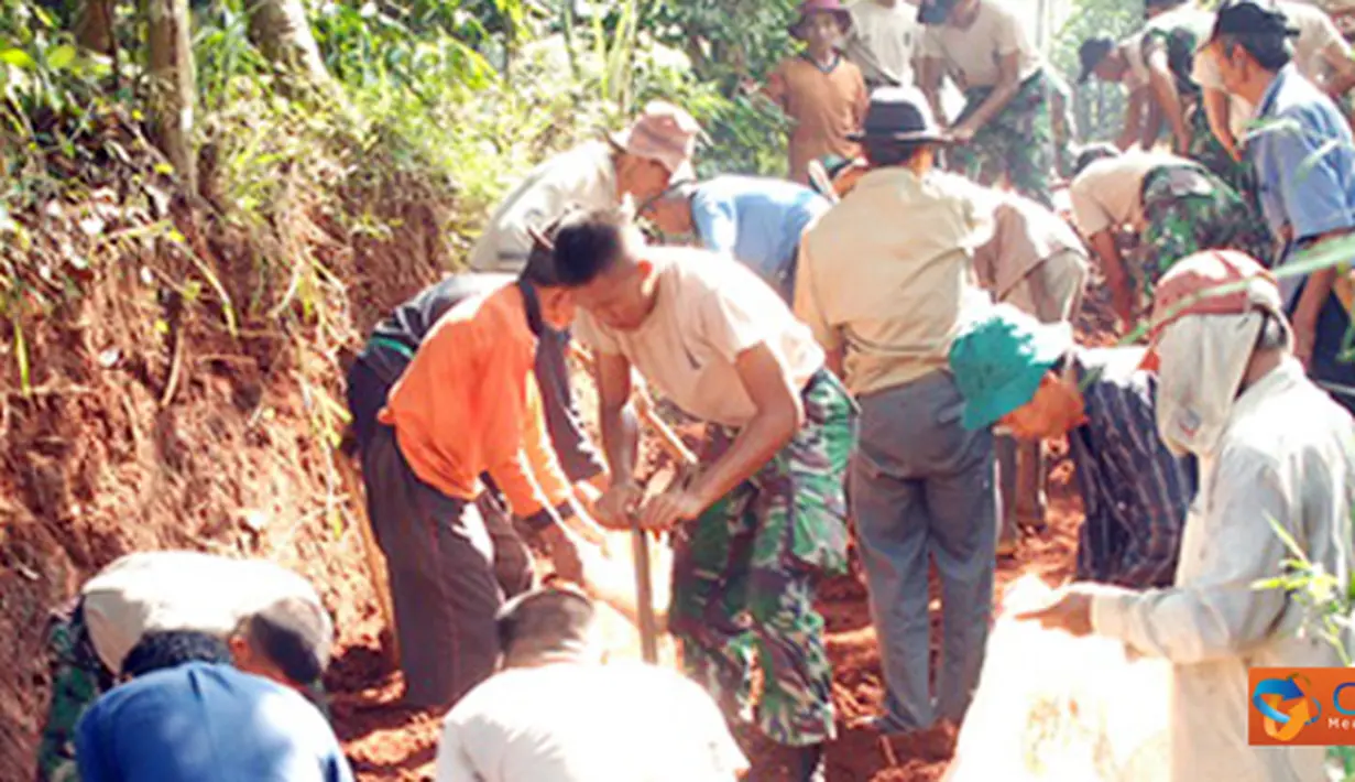 Citizen6, Subang: Kegiatan bakti sosial ini juga meliputi penggalian jalan di Desa Marengmang, Kalijati oleh Prajurit Lanud Suryadarma dan Kompi "B" BS Paskhas, Kamis (16/6). (Pengirim: Dodo)

