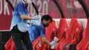 Petugas mendisinfeksi kursi untuk menghentikan penyebaran virus corona COVID-19 setelah pertandingan sepak bola putaran pertama grup C putra Olimpiade Tokyo 2020 antara Mesir dan Spanyol di Sapporo Dome, Sapporo, Jepang, Kamis (22/7/2021). (ASANO IKKO/AFP)