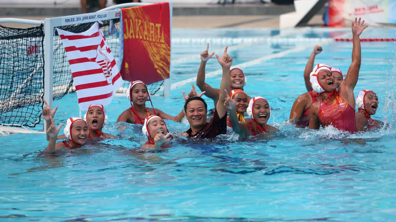 Tim polo air putri DKI Jakarta bersorak usai memastikan kemenangan atas Jawa Barat pada final PON XIX di Kolam Renang Si Jalak Harupat, Kab Bandung, Senin (26/9/2016). Laga final dimenangi DKI Jakarta dengan skor 14-8. (Liputan6.com/Helmi Fithriansyah)