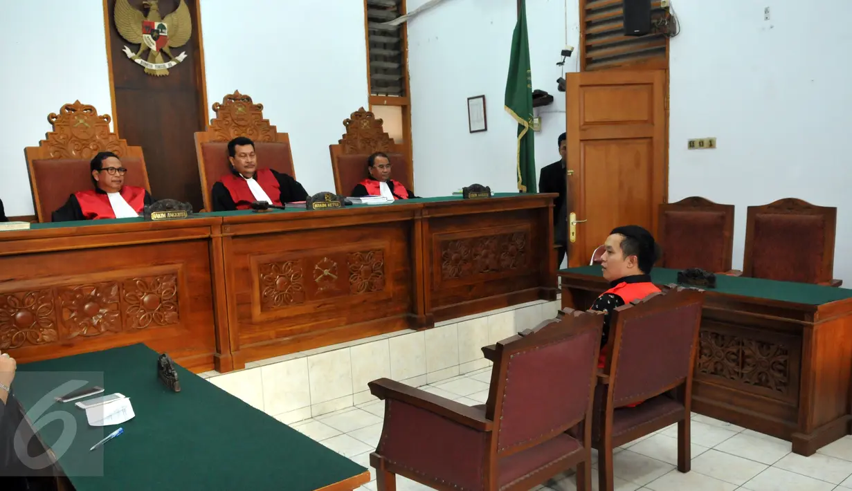 Suasana persidangan dengan terdakwa Hengki Kawilarang di Pengadilan Negeri Jakarta Selatan,  Senin (29/6/2015). Sidang beragendakan eksepsi alias nota pembelaan dari pihak Hengki. (Liputan6.com/Panji Diksana)