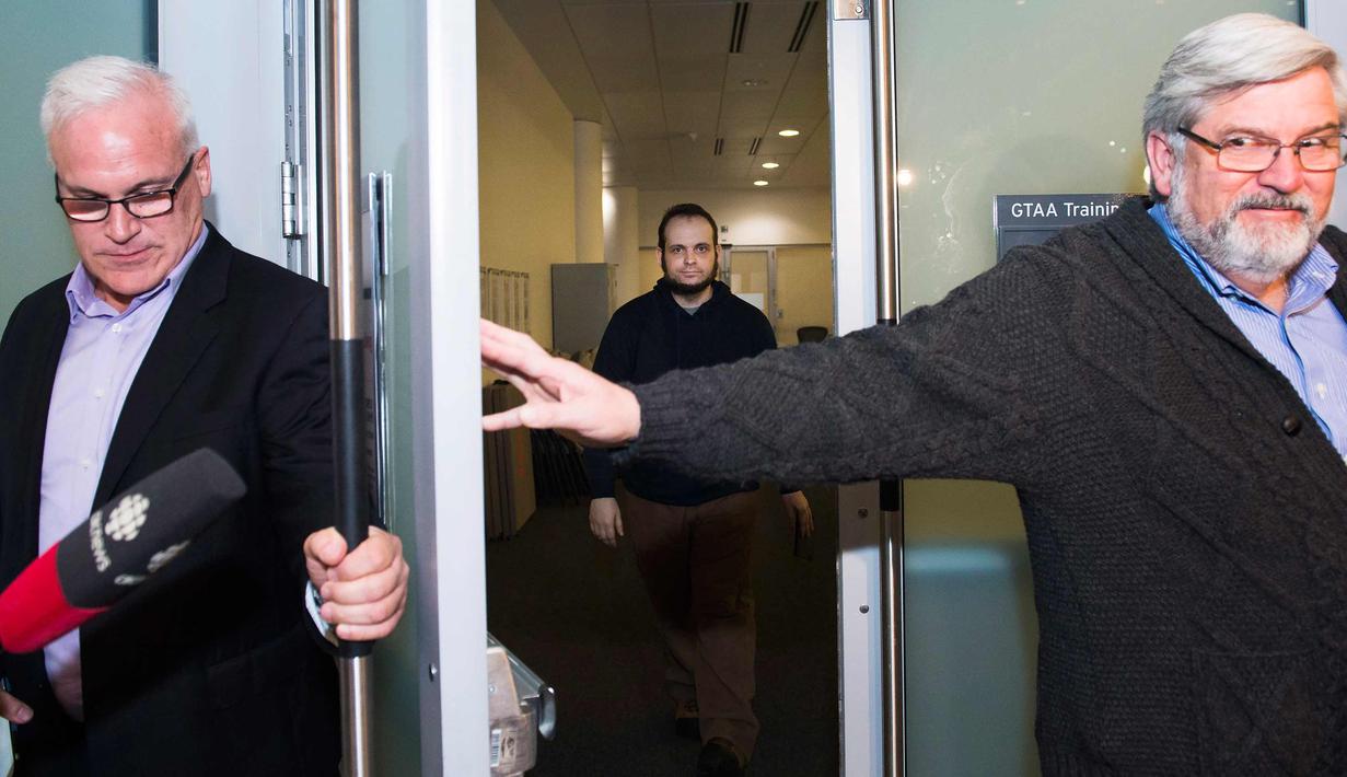 Joshua Boyle (tengah) tiba di bandara Toronto, Kanada (13/10). Pria asal Kanada ini disandera bersama istrinya Caitlin Coleman, dan ketiga anaknya oleh pasukan taliban di Afghanistan. (Nathan Denette / The Canadian Press via AP)