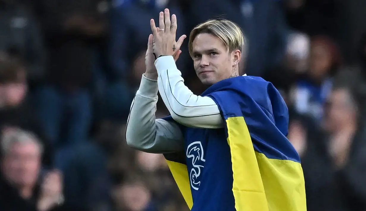 Pemain anyar Chelsea, Mykhailo Mudryk diperkenalkan ke penonton saat jeda babak pertama dalam pertandingan Liga Inggris antara Chelsea melawan Crystal Palace di Stamford Bridge, Sabtu (15/1/2023). Satu-satunya gelar yang diraih Mykhaylo Mudryk adalah ketika memenangi Piala Ukraina, tepatnya pada musim 2018/2019. Akan tetapi, Mykhaylo Mudryk hanya tampil satu kali sepanjang turnamen. (AFP/Ben Stansall)