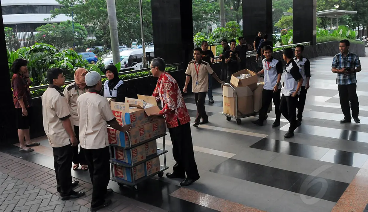 Beberapa pegawai KPK saat bersiap menggelar aksi bagi-bagi takjil di depan Gedung KPK, Jakarta, Kamis (24/07/14). (Liputan6.com/Faisal R Syam) 