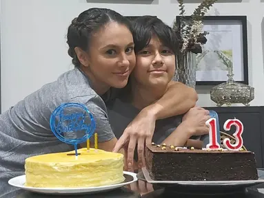 Wulan Guritno menyematkan pesan manis untuk sang putra di caption unggahan Instagram. "Untuk putraku yang luar biasa, semoga ultahmu seindah dirimu. Mari kita rayakan tahun baru penuh impian, petualangan, dan peluang tak terbatas. Kamu membuat kami bangga setiap hari. Selamat ulang tahun, jagoan kami yang kini tak lagi kecil." (Liputan6.com/IG/@wulanguritno)