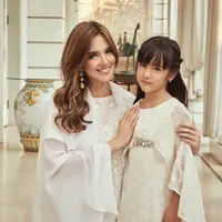 Nia Ramadhani dan Mikhayla Zalindra Bakrie. (Instagram/ramadhaniabakrie)