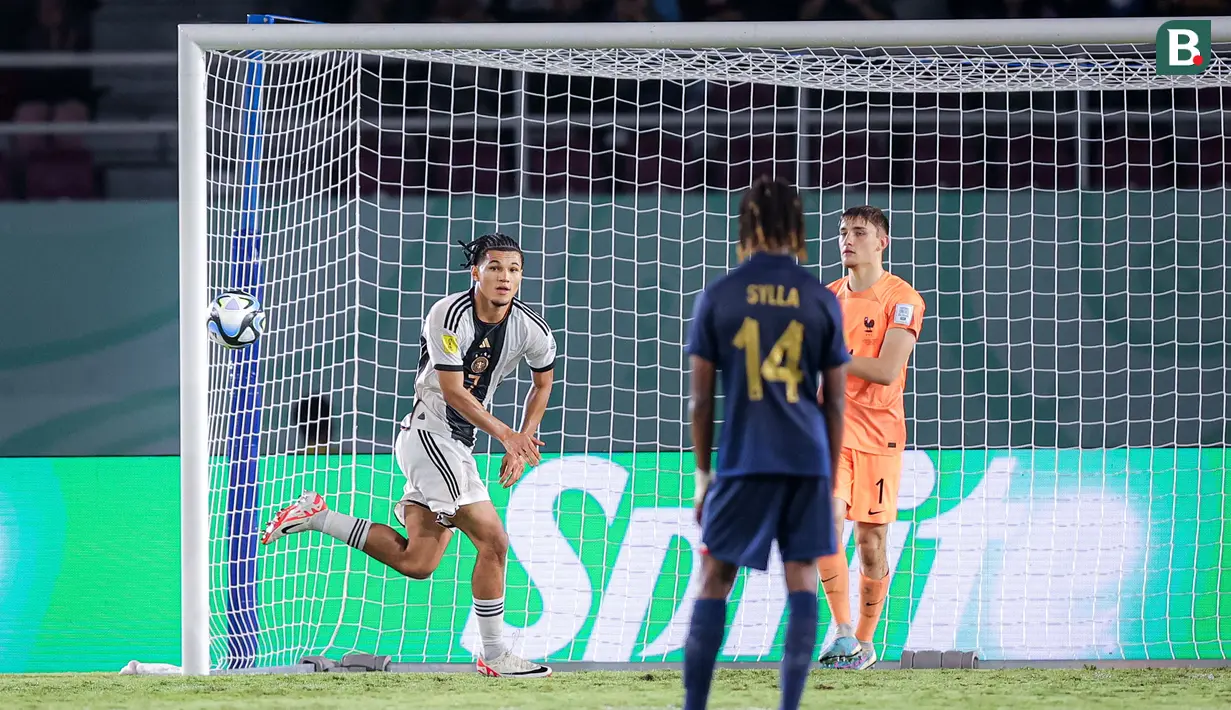 <p>Selebrasi pemain Timnas Jerman U-17, Paris Brunner setelah mencetak gol pertama ke gawang Timnas Prancis U-17 melalui eksekusi penalti pada laga final Piala Dunia U-17 2023 di Stadion Manahan, Solo, Sabtu (2/12/2023). (Bola.com/Bagaskara Lazuardi)</p>