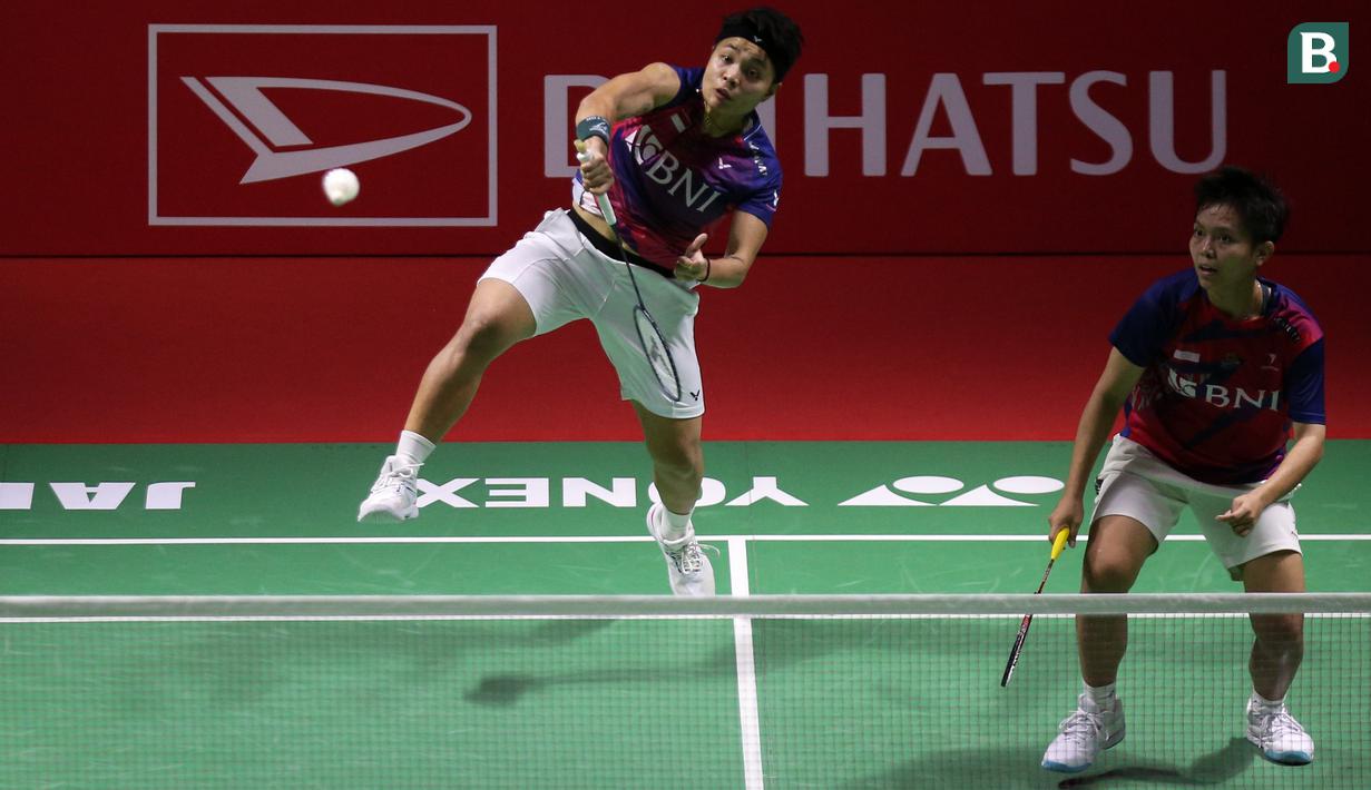 Pebulutangkis ganda putri Indonesia, Apriyani Rahayu/Siti Fadia Silva Ramadhanti bertanding melawan wakil Thailand, Jongkolphan Kitiharakul/Rawinda Prajongjai pada laga perempatfinal Indonesia Masters 2023 di Istora Senayan, Jakarta, Jumat (27/01/2023). Apri/Fadia kalah dengan skor 21-16, 17-21, 18-21. (Bola.com/Bagaskara Lazuardi)