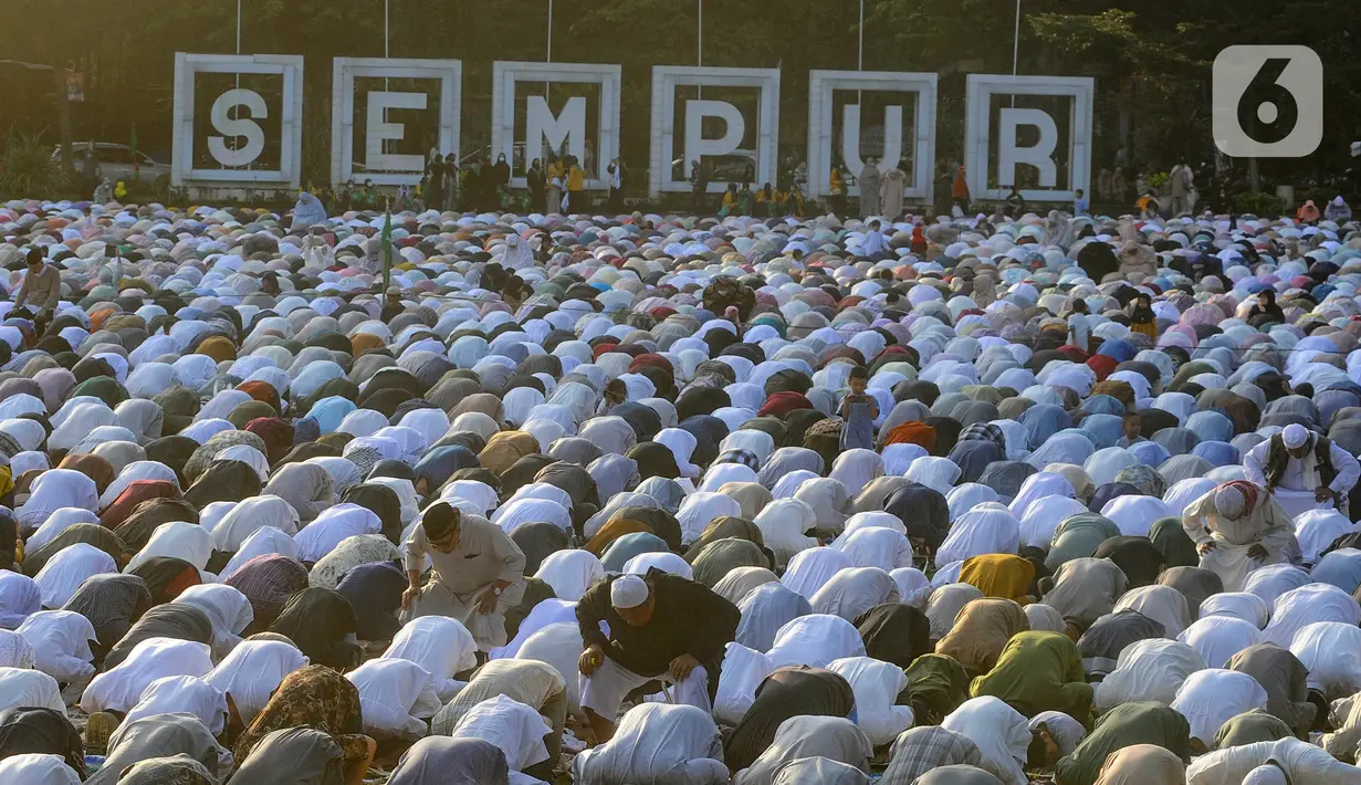 Banyaknya jemaah yang mengikuti sholat Idul Adha kali ini membuat kawasan Taman Sempur padat kendaraan. Jalan Jalak Harupat, Jalan Sudirman, serta Jalan Juanda sempat mengalami kemacetan panjang. (merdeka.com/Arie Basuki)