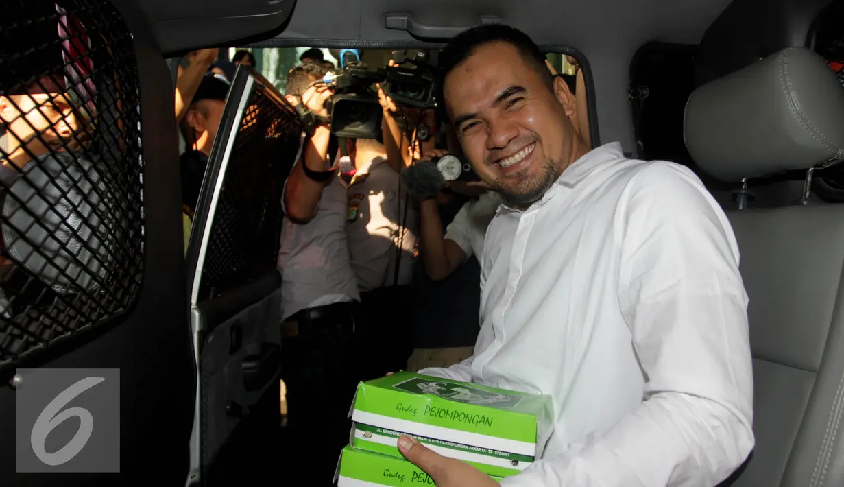 Pedangdut Saipul Jamil saat berada dalam mobil tahan usai diperiksa KPK, Jakarta, Kamis (21/7). Saipul Jamil diperiksa sebagai saksi kasus dugaan suap kepada panitera PN Jakarta Utara terkait putusan perkaranya. (Liputan6.com/Helmi Afandi)