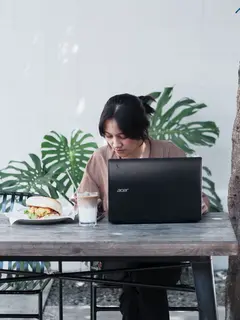 Kehadiran fasilitas seperti Wi-Fi, colokan listrik, dan suasana yang mendukung membuat kafe semakin sering dimanfaatkan sebagai ruang kerja informal. (Foto/Dok: Pexels)