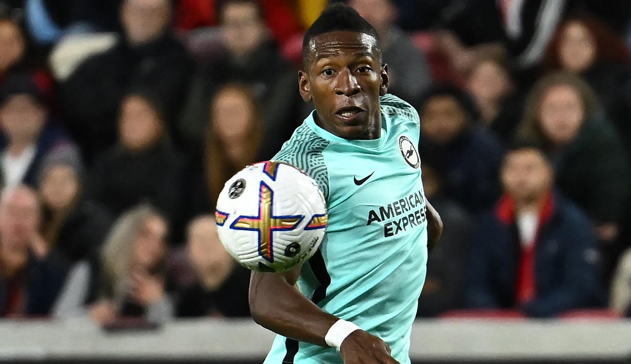 Pervis Estupinan. Bek kiri Ekuador berusia 24 tahun ini baru didatangkan Graham Potter pada awal musim 2022/2023. Ia ditebus Brighton dari Villarreal dengan nilai transfer 17,8 juta euro. Musim 2022/2023 ini ia telah tampil dalam 8 laga di Liga Inggris dengan torehan 1 assist. Bersama Timnas Ekuador ia telah mengoleksi 28 caps dengan torehan 3 gol dan 2 assist sejak melakukan debut pada 13 Oktober 2019. (AFP/Ben Stansall)