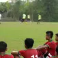 Pelatih kepala Timnas Indonesia U-19, Eduard Tjong memberi arahan pada pemainnya saat jeda laga uji tanding perdana melawan PPLM di NYTC Sawangan, Jumat (5/8). Pemain seleksi Timnas U-19 berhasil menekuk PPLM 3-0. (Liputan6.com/Helmi Fithriansyah)