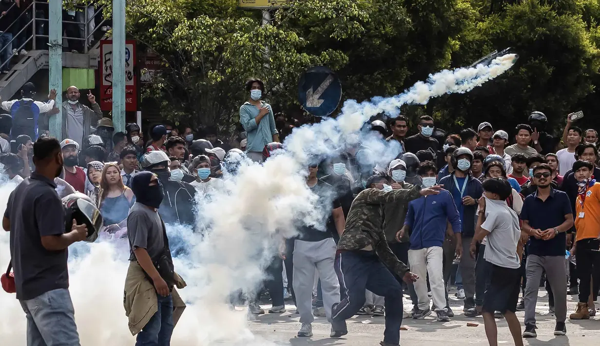 Aksi unjuk rasa berubah menjadi kerusuhan. Sedikitnya 19 orang tewas pada Senin (8/9/2025), ketika polisi membubarkan aksi unjuk rasa di Kathmandu dan wilayah lain di Nepal yang menuntut pemerintah mencabut larangan media sosial dan menindak korupsi. (PRABIN RANABHAT/AFP)