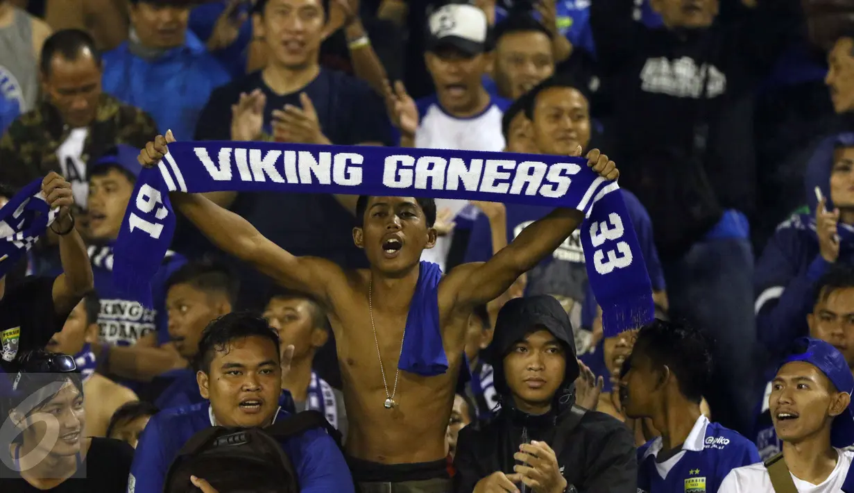 Suporter tim Maung Bandung membentangkan syal usai menyaksikan laga Persib melawan Mitra Kukar FC di babak 8 besar Piala Presiden 2017 di Stadion Manahan, Solo, Sabtu (25/2). Persib unggul 3-2 dan lolos ke semifinal. (Liputan6.com/Helmi Fithriansyah)
