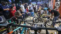 Warga antre menunggu pesanan sepeda yang sedang dirakit di Toko Sepeda Maju Royal, Cipondoh, Kota Tangerang, Kamis (11/6/2020). Menjelang new normal pada 15 Juni, warga mulai berburu membeli sepeda lipat untuk berolahraga dan aktivitas kerja. (Liputan6.com/Fery Pradolo)