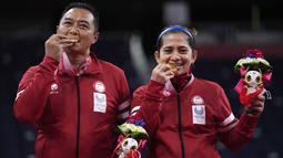 Menjalani laga final di Yoyogi National Stadium, Tokyo, Minggu (5/9/2021) siang WIB, Hary/Leani bersua wakil Prancis, Lucaz Mazur/Faustine Noel. Meski sempat kewalahan pada gim pertama, Hary/Leani berhasil mengalahkan Lucaz/Faustine dua gim langsung 23-21 dan 21-17. (Foto: AP/Kiichiro Sato)