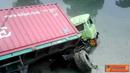 Citizen6, Jakarta: Truk dari arah Jakarta menuju Tangerang, terpelosok ke sungai di bilangan Kali Deres sekitar KM-17. Menurut saksi, supir truk tidak bisa mengendalikan kemudinya. (Pengirim: Tinus)
