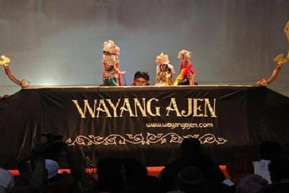 Ada suguhan atraksi wisata budaya pertunjukan kolaborasi "Wayang Ajen" oleh Ki Dalang Wawan Ajen.