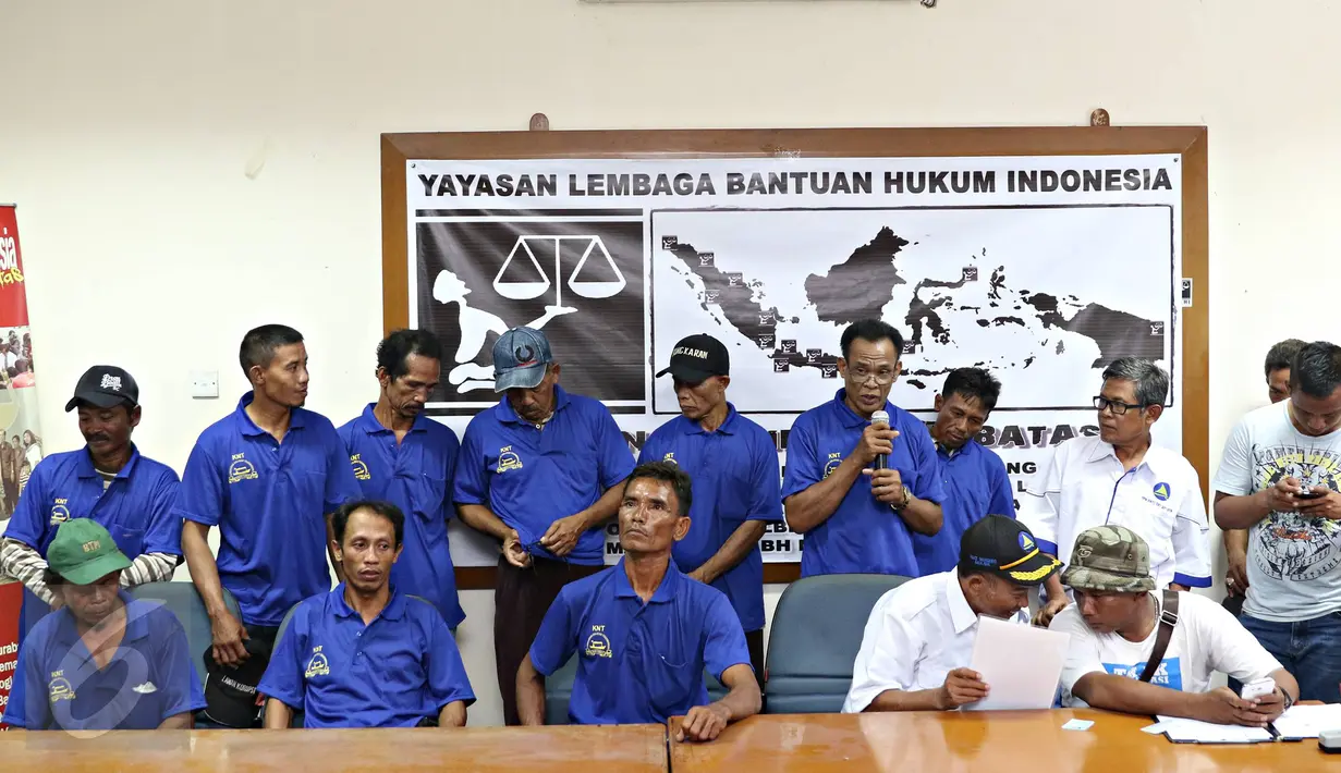 Komunitas Nelayan Tradisional (KNT) mendatangi Lembaga LBH Jakarta, Selasa (19/4). Kedatangan mereka untuk menunjukkan bukti setelah diragukan Gubernur DKI Basuki Tjahaja Purnama "Ahok" ikut dalam penyegelan Pulau G (Liputan6.com/Immanuel Antonius)