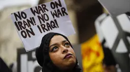 Seorang demonstran saat mengikuti aksi protes  menentang ancaman perang dengan Iran, di London, Inggris (11/1/2020). Serangan tersebut menewaskan petinggi militer Iran Jenderal Qasem Soleiman. (AFP/Tolga Akmen)