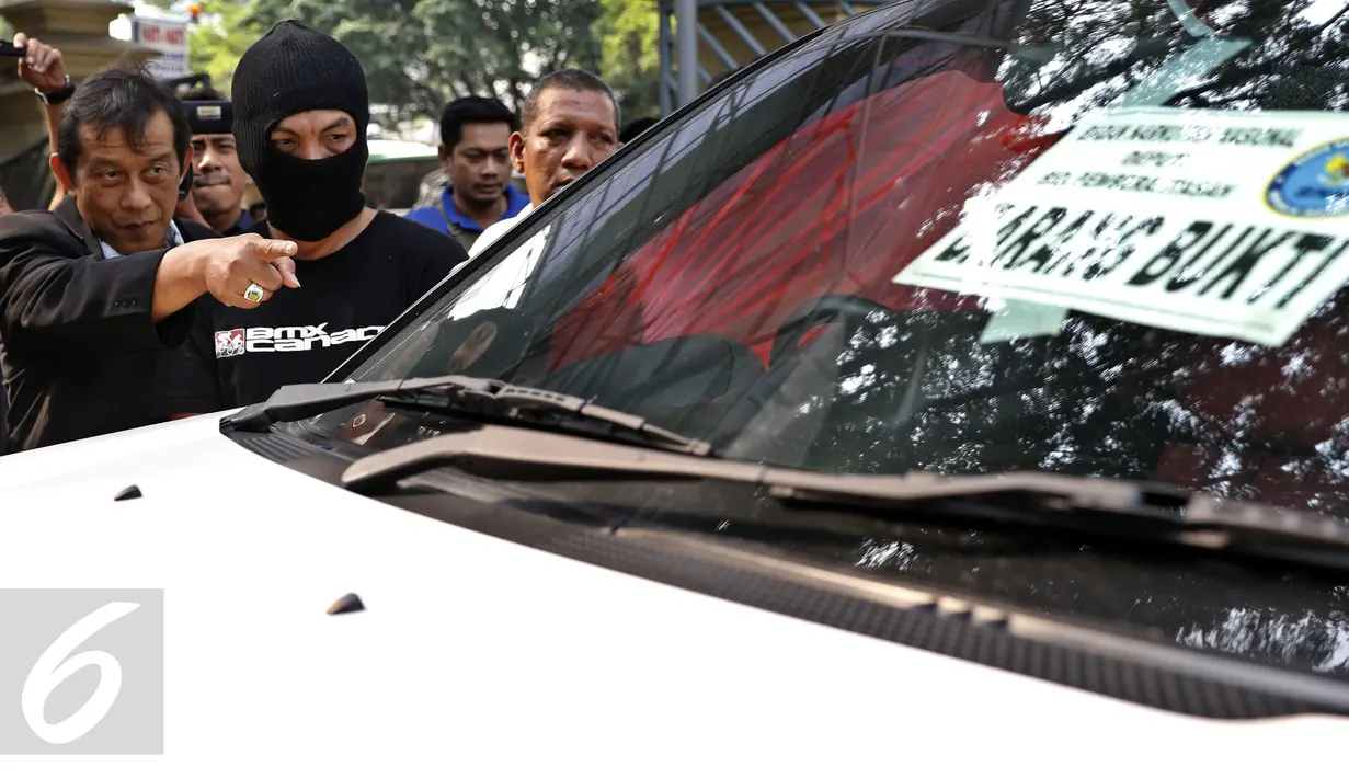 Irjen Pol Deddy Fauzi Elhakim menunjukkan kondisi mobil yang digunakan tersangka (AS) untuk melakukan penyeludupan, Jakarta, Kamis (8/10/2015). BNN berhasil menggagalkan upaya penyeludupan sabu jaringan Surabaya-Jakarta. (Liputan6.com/Yoppy Renato)