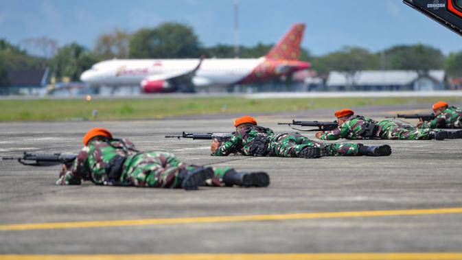 Sejumlah personel TNI AU bersiap melakukan tembakan saat latihan serangan pesawat di Lanud Sultan Iskandar Muda, Blang Bintang, Provinsi Aceh, Kamis (19/2/2020). (CHAIDEER MAHYUDDIN/AFP)