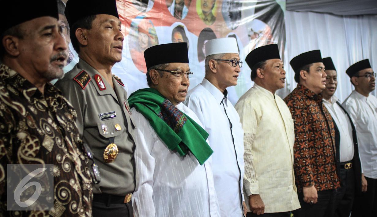 KH.Said Aqil Siradj (ketiga kiri) saat menghadiri acara Tahlil Akbar di kantor PBNU, Jakarta, Kamis (24/11). Acara ini bertujuan untuk mendoakan para pendiri bangsa, pahlawan nasional dan kedamaian bangsa Indonesia. (Liputan6.com/Faizal Fanani)