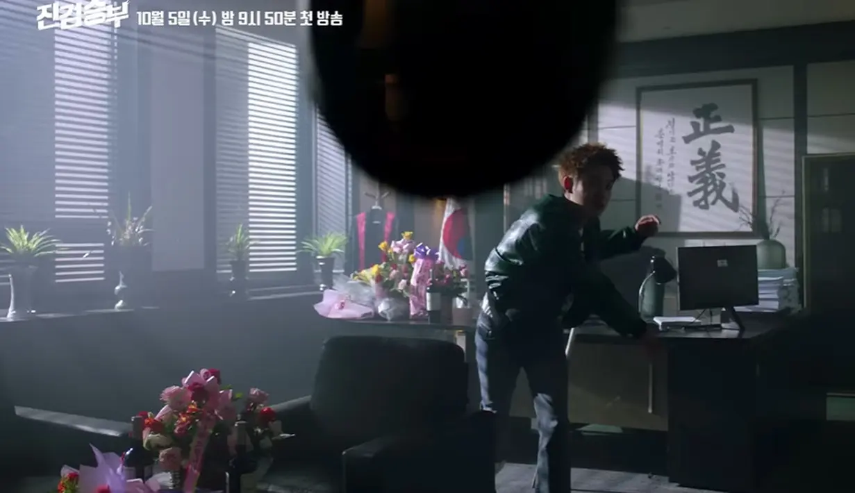 Dalam teaser yang baru dirilis, Jin Jung dengan berani mendobrak pintu kantor seseorang. (Foto: YouTube/ KBS Drama)
