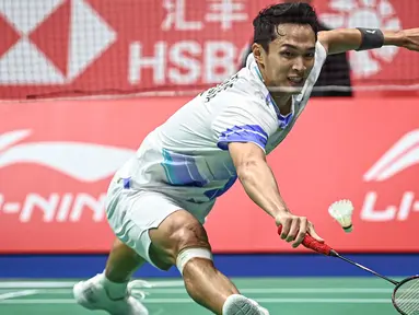 Tunggal putra Indonesia, Jonatan Christie melakukan pukulan pengembalian ke arah Shi Yuqi dari Tiongkok selama pertandingan semifinal turnamen bulu tangkis BWF World Tour China Masters 2024 di Shenzhen Gymnasium, provinsi Guangdong, China, pada Sabtu 23 November 2024. (China OUT/STRINGER/AFP)