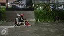 Pemotor menerobos banjir di kawasan Kemang, Jakarta, Jumat (11/11). Banjir di kawasan ini mencapai lutut orang dewasa. (Liputan6.com/Yoppy Renato)