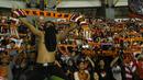Ribuan The Jakmania saat menyaksikan laga terakhir Persija di Liga 1 di Stadion Patriot, Bekasi, Minggu (12/11/2017). Persija menang 2-1 atas Bhayangkara FC. (Bola.com/ M Iqbal Ichsan)