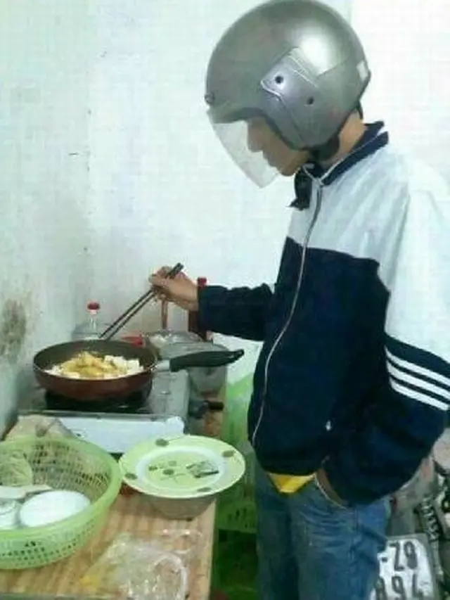 momen kocak pria memasak (foto: brilio)