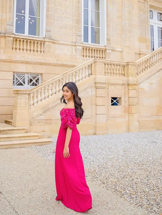 Erina Gudono pilih kain Endek Bali sebagai kain pertama yang ia kenakan di Paris [@erinagudono]