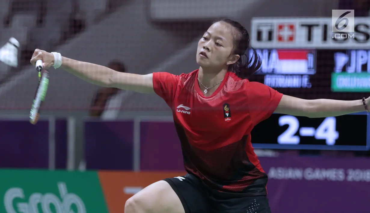 Tunggal putri Indonesia, Fitriani bersiap mengembalikan kok ke arah pemain Jepang, Zomi Okuhara pada semifinal Bulutangkis Beregu Putri Asian Games 2018 di Jakarta, Selasa (21/8). Fitriani kalah 21-19, 4-21, 10-21. (Liputan6.com/Helmi Fithriansyah)