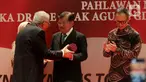 Wakil Presiden ke-10 dan ke-12 RI Jusuf Kalla (tengah) menerima anugerah dari Pembina Yayasan Sekar Manggis Anak Agung Gde Agung saat penyerahan penghargaan Anugerah Dr Ide Anak Agung Gde Agung di Kantor Kementerian Luar Negeri, Jakarta, Kamis (23/1/2020). (Liputan6.com/Faizal Fanani)