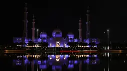 Suasana Masjid Agung Sheikh Zayed ketika umat Muslim bersiap melaksanakan salat tarawih pertama di Abu Dhabi, Rabu (17/5). Dengan luas area sekitar 22, 412 meter persegi, masjid ini mampu menampung lebih dari 40,000 jemaah. (AFP PHOTO/KARIM SAHIB)