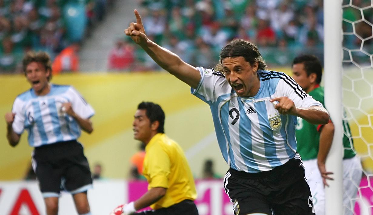 3. Hernan Crespo (Argentina) - Pensiun dari Timnas Argentina pada 2007. Tampil pada tiga edisi Piala Dunia, 1998, 2002 dan 2006. Selama babak kualifikasi mampu mencetak 19 gol dari 33 laga, dengan ratio 0,58 gol per-laga. (AFP/Omar Torres)