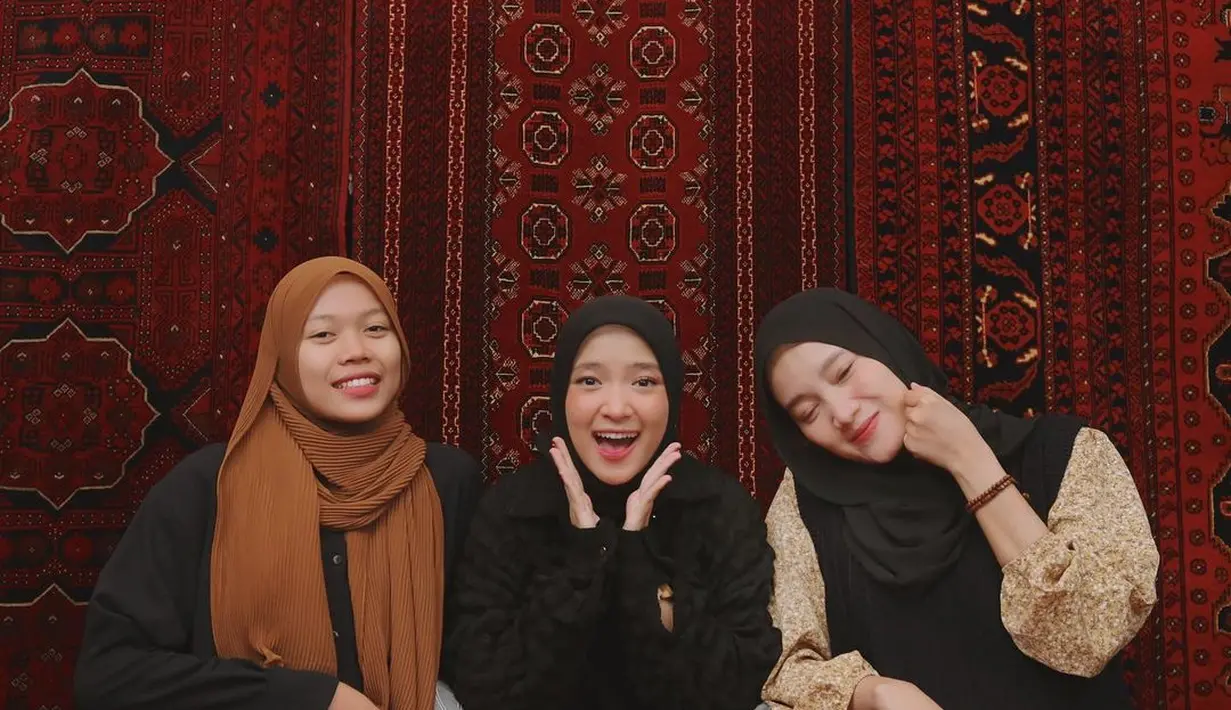 Ekspresif dan tak jaim, fans langsung jatuh hati melihat kecantikan Nissa Sabyan. [Instagram @nissa_sabyan]