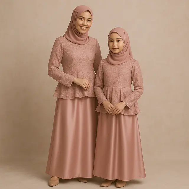 Gamis Brokat Kombinasi Satin dengan Aksen Peplum