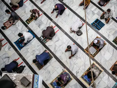 Umat Islam menunaikan salat Jumat berjemaah dengan menerapkan jaga jarak di Masjid Cut Meutia, Jakarta Pusat, Jumat (5/6/2020). Masjid Cut Meutia kembali menyelenggarakan ibadah salat Jumat dalam masa PSBB transisi dengan menerapkan protokol kesehatan secara ketat. (Liputan6.com/Faizal Fanani)