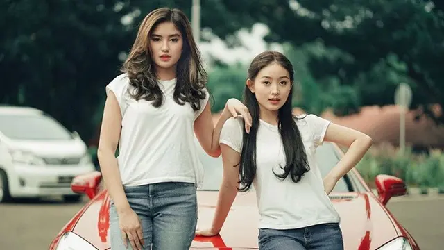 Adu Akting di Anak Band, Ini 7 Potret Keakraban Natasha Wilona dan Ochi Rosdiana