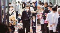 Tiga menteri di kabinet pemerintahan Thailand menyambut kedatangan turis China dengan kalung bunga dan hadiah saat mereka tiba di Bandara Suvarnabhumi (AFP)